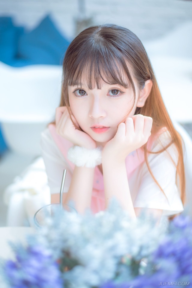 “多谢夫君体谅。”大乔微微松了口气，见小乔还站在那里不动，不由有些气急，拉了拉妹妹的手。